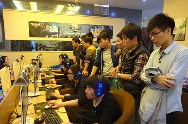 Shanks 拿着伞让我哭！圣枪和武林无法抢到1血龙， Team WE 赢回了一局